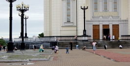 Прихожане Спасо-Преображенского собора пропалывают траву на площади Славы в Хабаровске Анна Незнанова